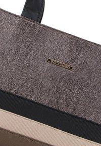 Borsa a tracolla marrone con texture, caratterizzata da una superficie liscia, con una fascia nera decorativa e una placca con il marchio dorata. Manici grandi attaccati.