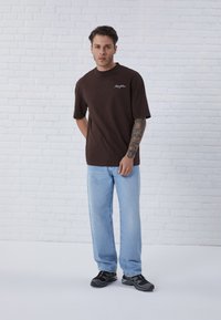 Pier One Nyomott mintás póló - brown