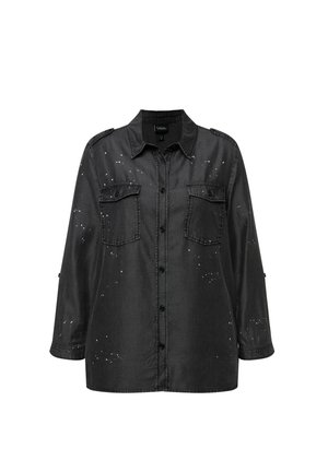 Chemise en denim noir à manches longues, fermeture par bouton, deux poches poitrine et motif moucheté. Présente un col classique et des détails aux manches.