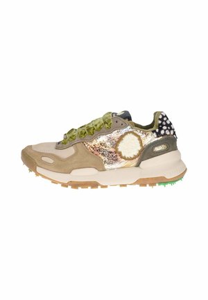 Sneaker caratterizzata da una combinazione di suede beige, dettagli metallici dorati, lacci verdi testurizzati e un tacco decorato, con suola in gomma e trazione.