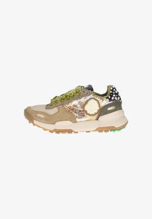 Zapatilla con una combinación de ante beige, acentos metálicos dorados, cordones verdes texturizados y un talón con patrón, con una suela de goma y tracción.