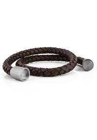 Sangle en cuir tressé marron avec extrémités métalliques, présentant une forme cylindrique et une texture lisse, conçue pour un maintien sécurisé.