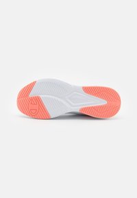 Suela de zapatilla blanca con goma texturizada, que presenta un destacado acento coral. Incluye un logotipo y un patrón de diferente diseño para mayor agarre.