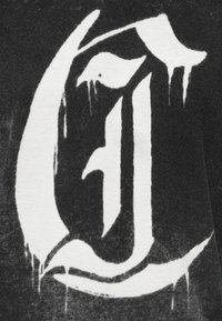 Mustvalge stiliseeritud graffiti, millel on suur täht "G", tilkade efektiga tumedal tekstureeritud taustal.