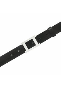 Schwarzer Leder-Gürtel mit einer rechteckigen silbernen Metallschnalle mit einem Ausschnittdesign, mehreren Verstelllöchern und einer glatten Textur.