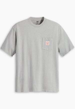 Grå t-shirt med korte ærmer lavet af bomuld, der har en brystlomme med et rødt mærke. Rund hals og afslappet pasform.