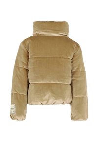 Giacca puffer in velluto beige, con colletto alto, design trapuntato e etichetta con marchio sulla manica sinistra. Texture morbida e fitting ampio.