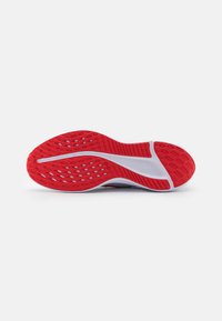 Nike Performance QUEST 5 - Road running shoes - white/fire red/light smoke grey/black
