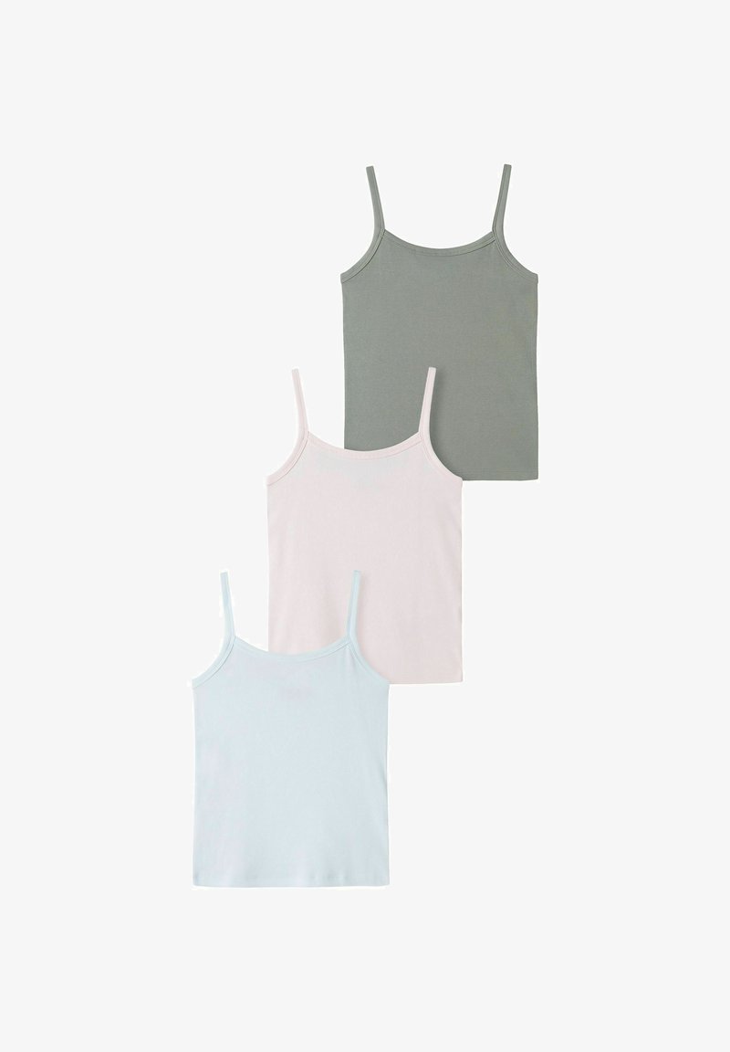 Trois débardeurs spaghetti uni pour femme en vert, rose clair et bleu clair, empilés verticalement sur fond blanc.