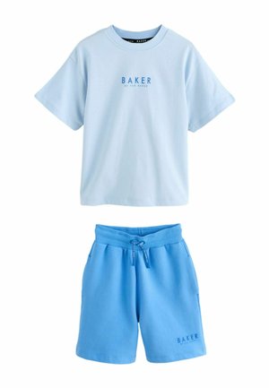 Hele sinine lühikeste varrukatega T-särk ja tumedama sinise tooniga lühikesed püksid, mõlemal ees trükitud "BAKER by Ted Baker" logo.