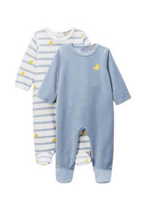 Deux combinaisons pour tout-petits : l'une en polaire bleu pâle avec un accent de canard jaune, l'autre en blanc avec des rayures bleues et de petits motifs de canard.
