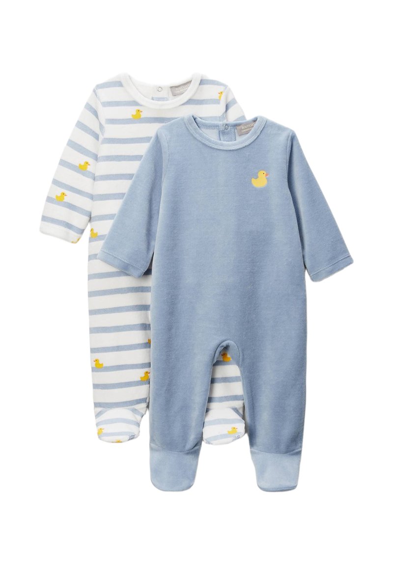 Deux combinaisons pour tout-petits : l'une en polaire bleu pâle avec un accent de canard jaune, l'autre en blanc avec des rayures bleues et de petits motifs de canard.