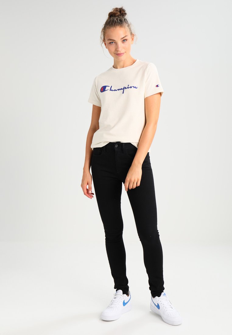 skinny jeans and t shirt outfit
