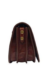 Portefeuille en cuir marron avec une surface texturée, plusieurs compartiments et deux pressions en laiton à l'avant. Design compact et pliable.