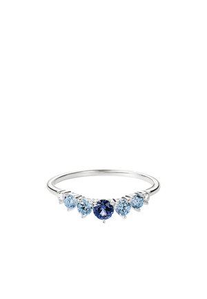 Silberner Ring mit einem zentralen dunkelblauen Edelstein, flankiert von drei kleineren hellblauen Edelsteinen auf jeder Seite.