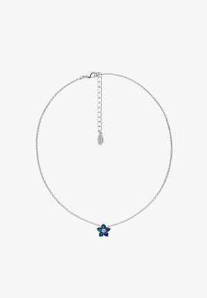Collier en chaîne d'argent délicate avec un petit pendentif en forme de fleur orné de cinq pierres précieuses bleues et d'une pierre centrale claire.