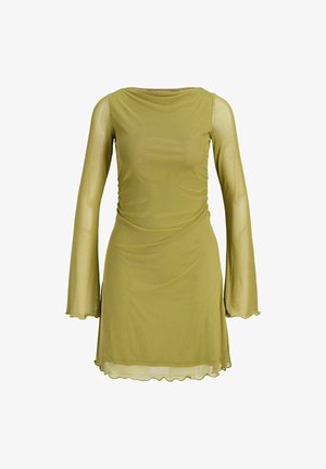 Vestido largo de manga larga color verde oliva, transparente, con puños acampanados, fruncido en la cintura lateral y dobladillo ondulado, de largo hasta la rodilla y con escote redondo.