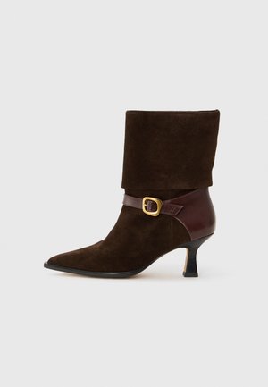 Magassarkú bokacsizmák - dark brown