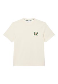 T-shirt a maniche corte color crema, realizzato in cotone, caratterizzato da un emblema logo verde e rosso sul lato sinistro del petto e un colletto decorativo.