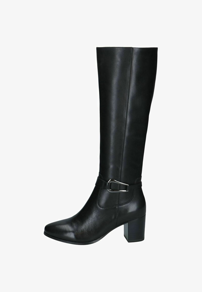 Botte noire en cuir montante jusqu’au genou avec talon bloc et lanière décorative à boucle argentée sur le côté.