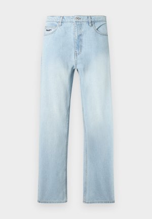 Jean en denim bleu clair avec une coupe droite, un design à cinq poches standard et une petite écusson noir sur la ceinture avant.
