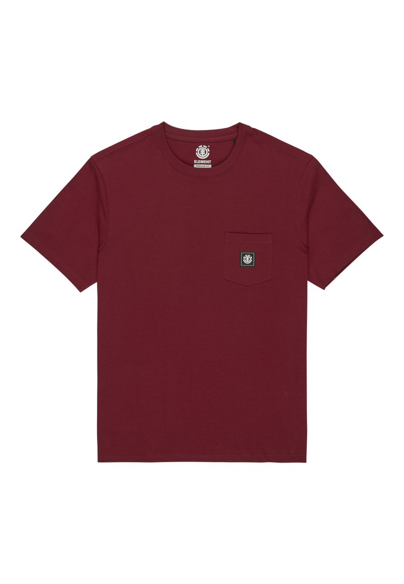 Bordeaux bomuld t-shirt med korte ærmer, rund hals og en lomme på venstre bryst med et firkantet logo-patch. Enkelt design.