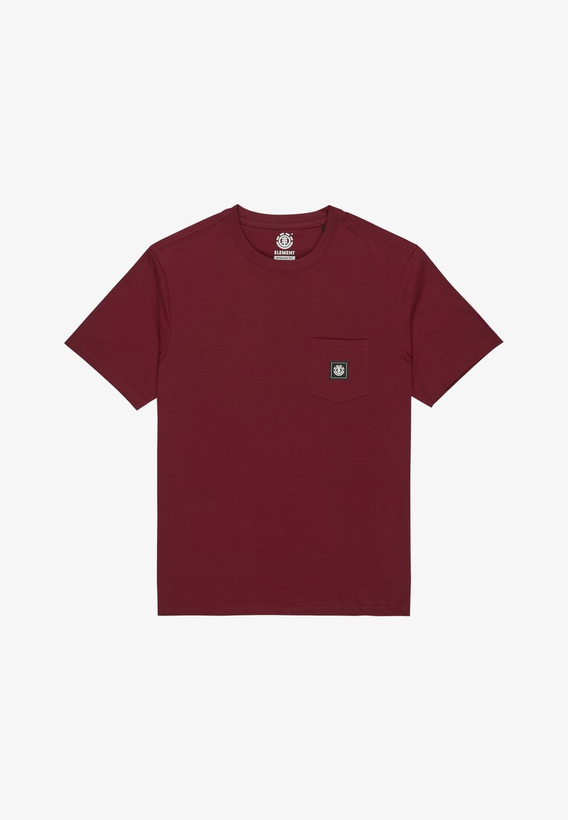 Bordeaux bomuld t-shirt med korte ærmer, rund hals og en lomme på venstre bryst med et firkantet logo-patch. Enkelt design.
