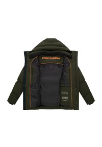 Aliejinės žalios šiltos striukės, užtrauktukas priekyje, didelė kepurė, oranžinė siūlų apdaila, juodas vidinis pamušalas, ženklinami vidiniai kišenės ir priežiūros simboliai.