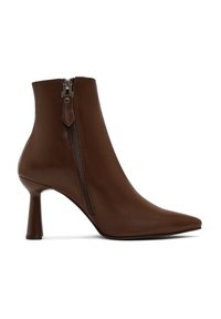 Bottines en cuir marron avec un bout pointu, fermeture par zip sur le côté et un talon aiguille. Texture lisse avec des détails de design minimaux.