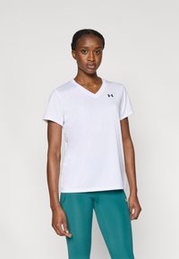 Balti sportiniai marškinėliai su V formos iškirpte, trumpomis rankovėmis ir mažu juodu logotipu kairėje krūtinės pusėje. Pagaminti iš lygaus, orui pralaidaus audinio.