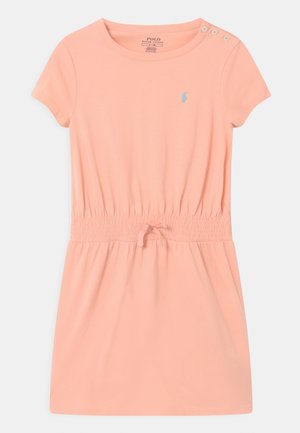 Leicht rosafarbenes Korallenkleid mit kurzen Ärmeln, elastischem Bund, Kordelzug, kleinem blau besticktem Logo auf der Brust und drei Knöpfen auf der Schulter.
