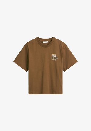 Braunes T-Shirt mit kurzen Ärmeln und einem kleinen gestickten Blumenladen-Design auf der linken Brust, das eine Ladenfront und Blumenkübel zeigt.