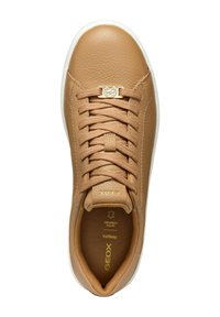 Baskets en cuir brun avec surface texturée, bout rond, devant à lacets, accents en métal doré et semelle en caoutchouc blanc. Logo de la marque visible à l'intérieur.
