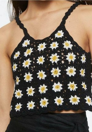 Top court en crochet noir orné de motifs floraux blancs et jaunes, avec des bretelles fines et un ourlet festonné. Tissu doux et texturé.