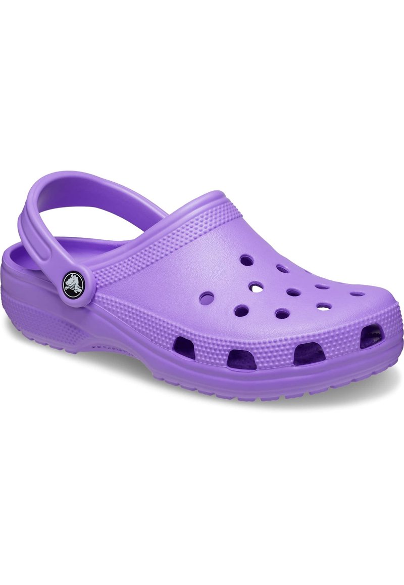 Zueco de goma morado con punta cerrada, orificios de ventilación, tira trasera y acentos texturizados en los laterales para mejorar el agarre.