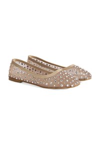 Ballerines en matériau beige translucide, ornées de clous en argent et dotées d'un bout arrondi. Semelle fine et flexible avec un design à profil bas.