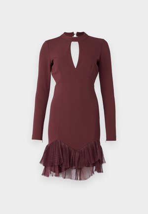 Robe bordeaux à manches longues avec un décolleté en trou de clé, corsage ajusté et ourlet à volants superposés en un tissu texturé et transparent.