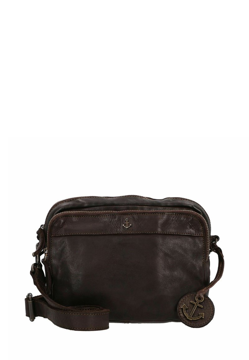 Borsa a tracolla in pelle marrone con chiusura a zip, tasca frontale e un charmo a forma di ancora. Dotata di una tracolla staccabile e una trama liscia.