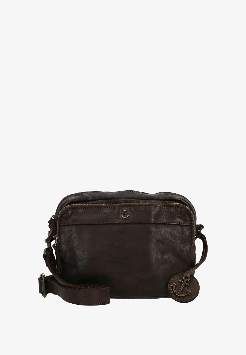 Borsa a tracolla in pelle marrone con chiusura a zip, tasca frontale e un charmo a forma di ancora. Dotata di una tracolla staccabile e una trama liscia.