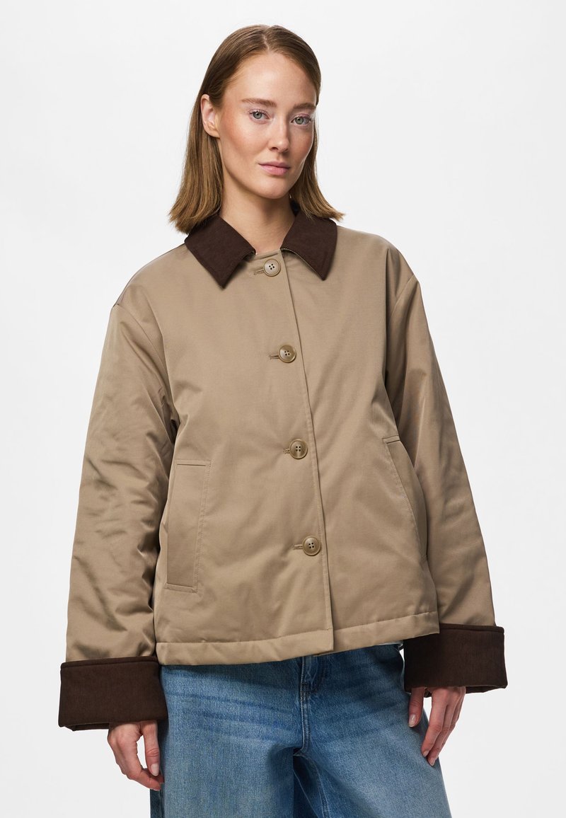Pieces PCJORMA SHORT PADDED JACKET - Veste mi-saison - greige/hot fudge