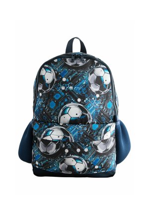 Mochila con un material sintético negro y azul que presenta un patrón de balones de fútbol y diseños parecidos a circuitos. Incluye dos bolsillos laterales de malla.