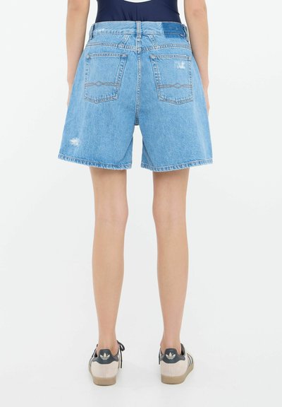 Los pantalones cortos de mezclilla azul claro presentan un corte relajado, una cintura de altura media y bajos deshilachados, con dos bolsillos traseros y un sutil desgaste.