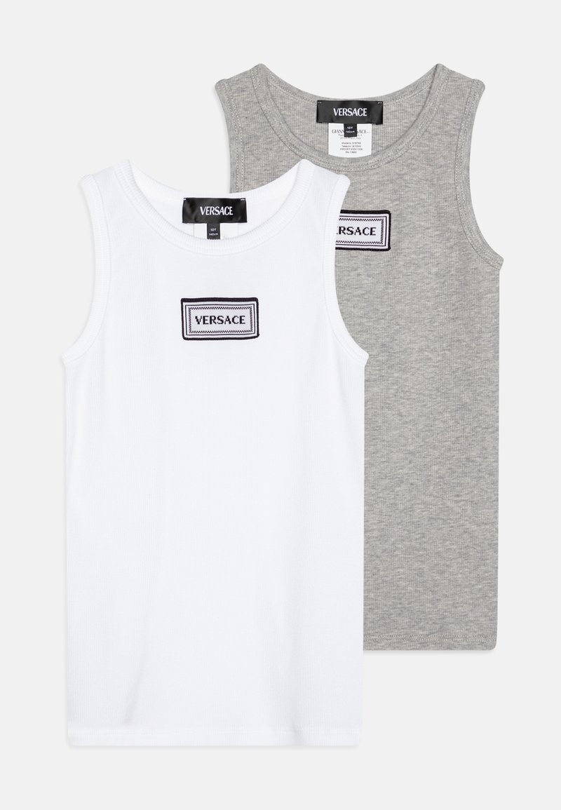 To tank topper: en hvit og en lys grå. Begge har ribbestrikket tekstur og et svart brodert "VERSACE"-merke på forsiden.