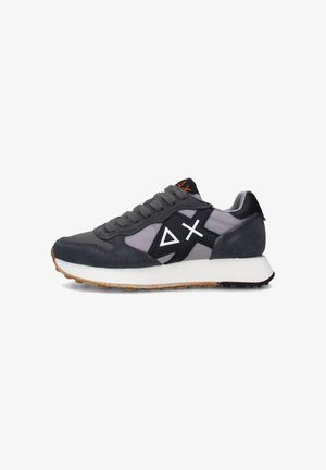 Grauer Sport sneaker aus Wildleder und Mesh-Materialien, mit einem weißen geometrischen Design, schwarzen Akzenten und einer Gummisohle mit rutschfester Struktur.
