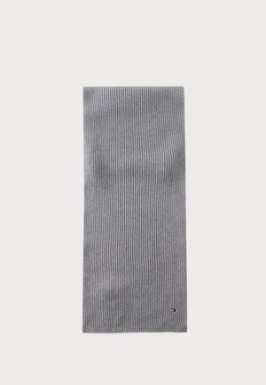Grauer gerippter Strickschal mit kleinem rechteckigem roten, weißen und blauen Logo nahe dem unteren Rand, flach auf weißem Hintergrund dargestellt.