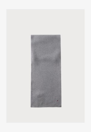 Grauer gerippter Strickschal mit kleinem rechteckigem roten, weißen und blauen Logo nahe dem unteren Rand, flach auf weißem Hintergrund dargestellt.