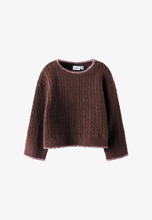 Brūns, teksturēts adījums ar apaļu kaklu un garām piedurknēm; apkakles un apakšmala ir rozā ribota apmale. Saīsināts garuma dizains.