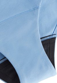 Světlomodrý sportovní podprsenka s hladkým povrchem, s černými akcenty a kontrastním síťovaným panelem. Prošité detaily podél okrajů.