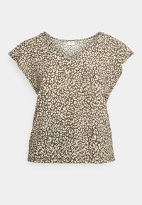 Top marrón con un patrón de leopardo en beige. Presenta un escote amplio, mangas cortas con volante y un ajuste cómodo y holgado.
