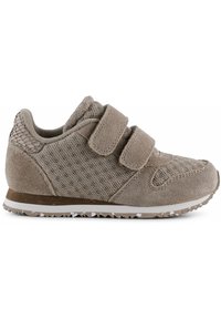Sneaker marrone chiaro realizzato in mesh e suede, dotato di due fasce in Velcro, dettagli testurizzati e suola in gomma robusta.